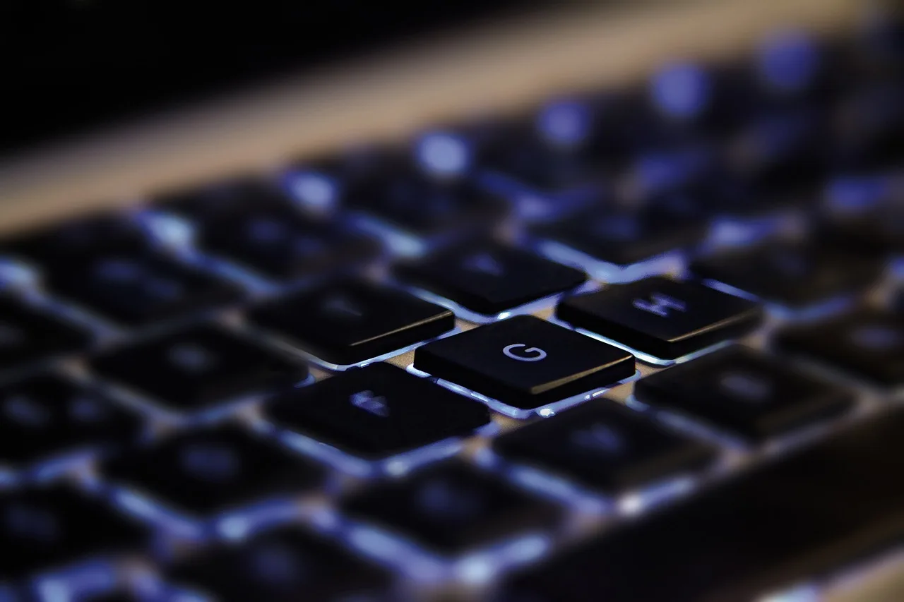 Délégué à la protection des données utilisant des outils logiciels pour piloter la conformité RGPD sur son poste de travail