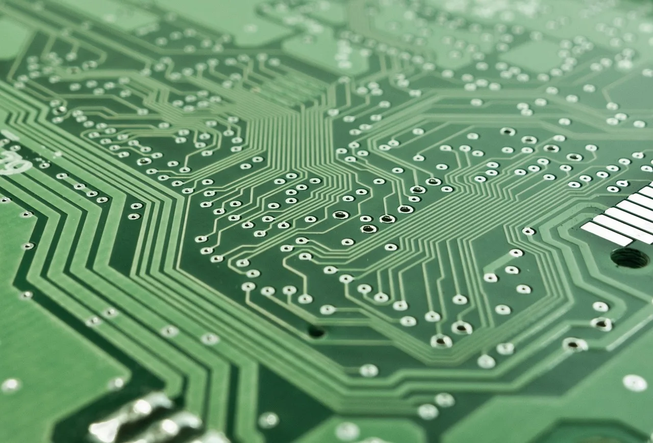 Adulte sans baccalauréat suivant une formation informatique gratuite sur ordinateur portable dans un espace lumineux