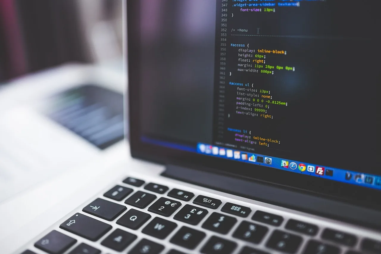 Salarié en reconversion étudiant un dossier de financement de formation informatique sur un poste de travail bureautique