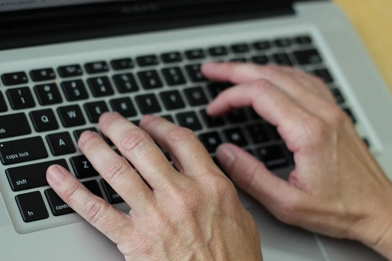 Apprenti technicien informatique formé en alternance par un tuteur sur un poste de travail dans une entreprise française